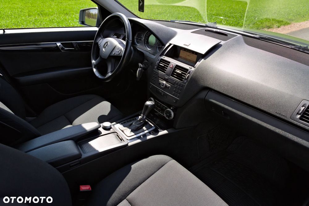 Mercedes-Benz Klasa C 180 CGI Automatik BlueEFFICIENCY - 36