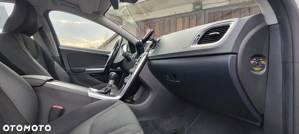 Volvo S60 T3 Momentum - 16