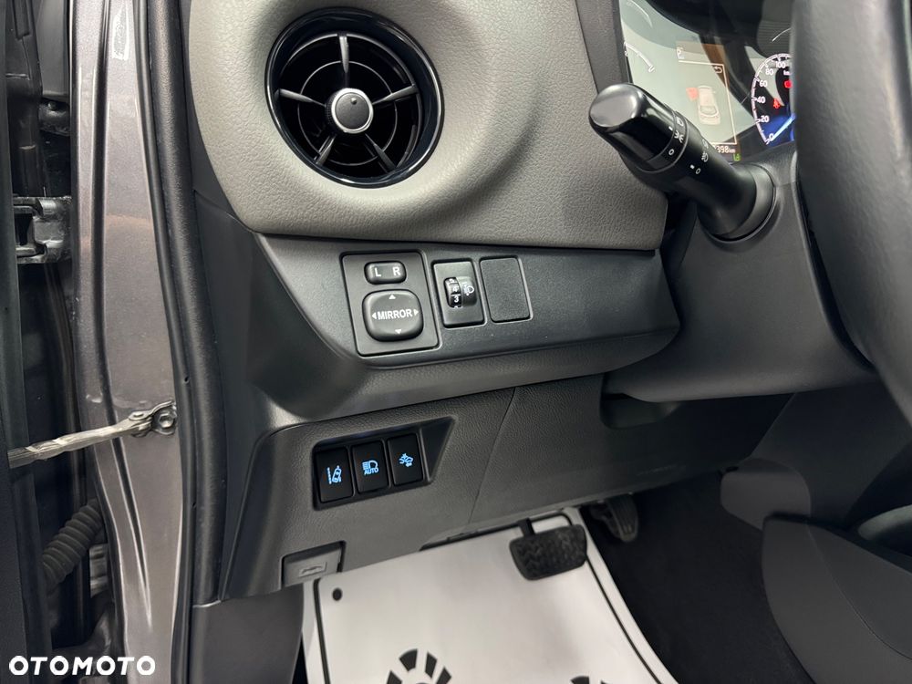 Toyota Yaris Hybrid 100 Business Edition - 19