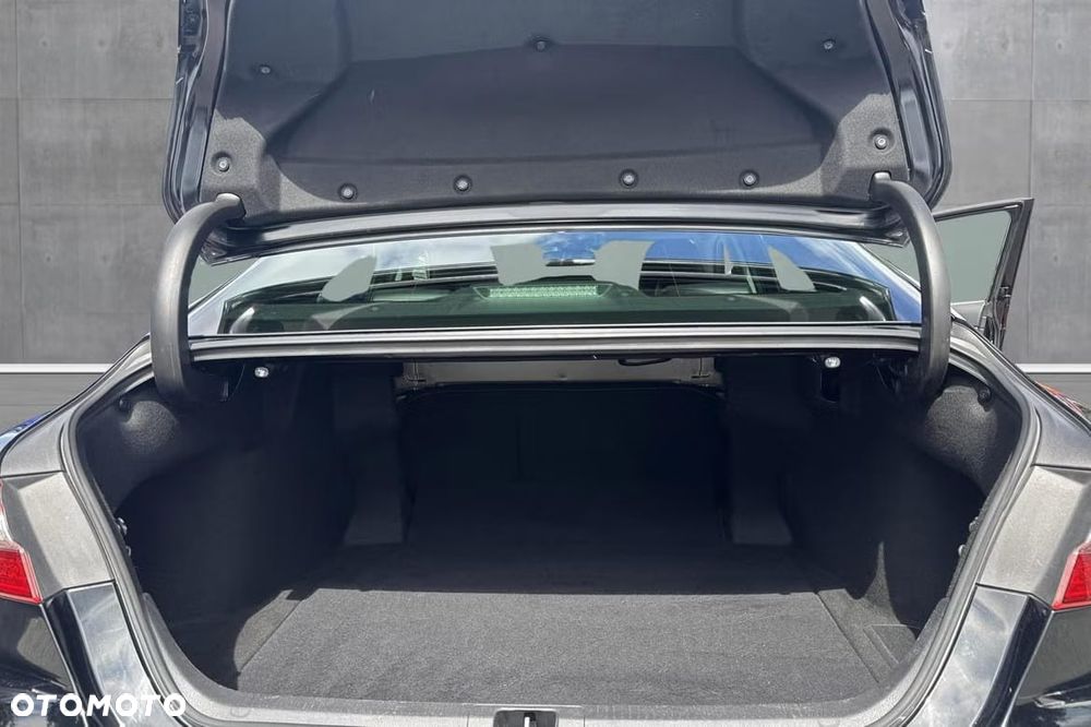 Toyota Camry Luxury - 10