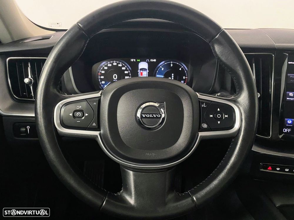 Volvo XC 60 2.0 B4 Momentum Plus Geartronic - 20