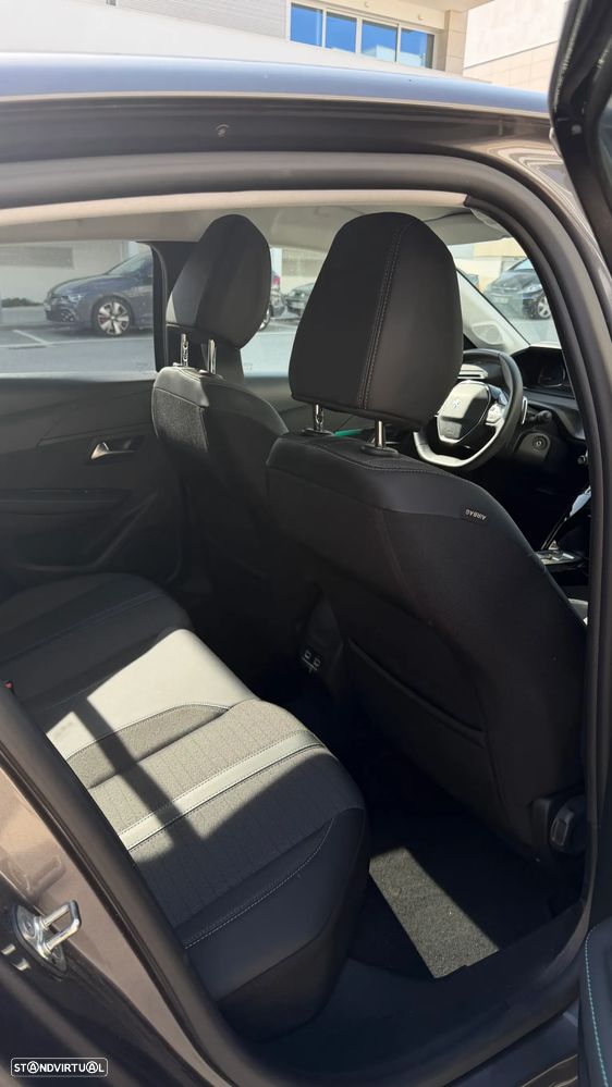 Peugeot 208 1.2 PureTech Allure EAT8 - 8