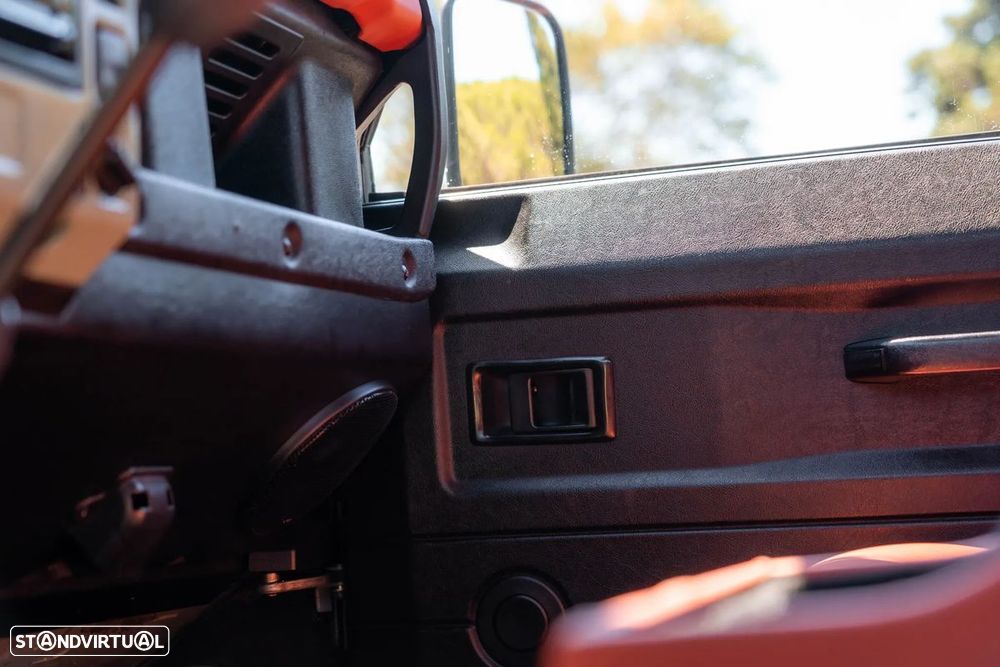 Land Rover Defender - 25