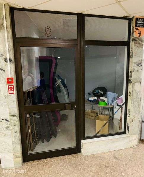 Vende-se Loja 15 m² renovada – Centro Comercial Lis, Leiria