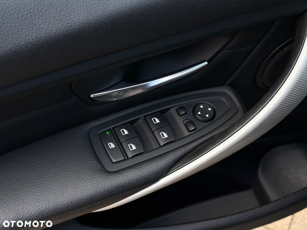 BMW Seria 3 320d Touring Sport-Aut Blue Performance Sport Line - 19