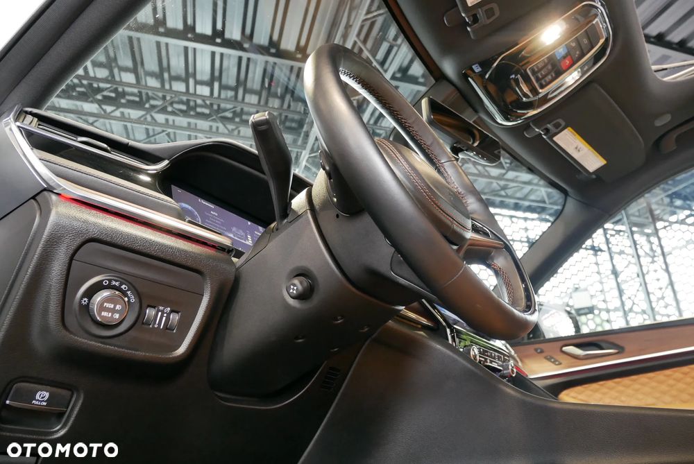 Jeep Grand Cherokee - 24