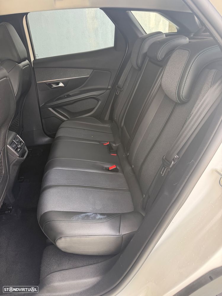 Peugeot 3008 1.2 PureTech Allure Pack EAT8 - 28