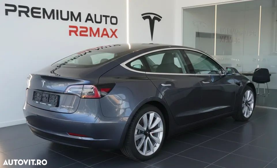 Tesla Model 3 - 4