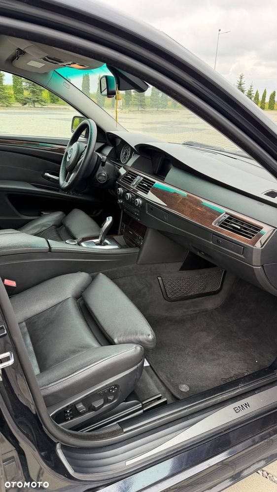 BMW Seria 5 550i - 5