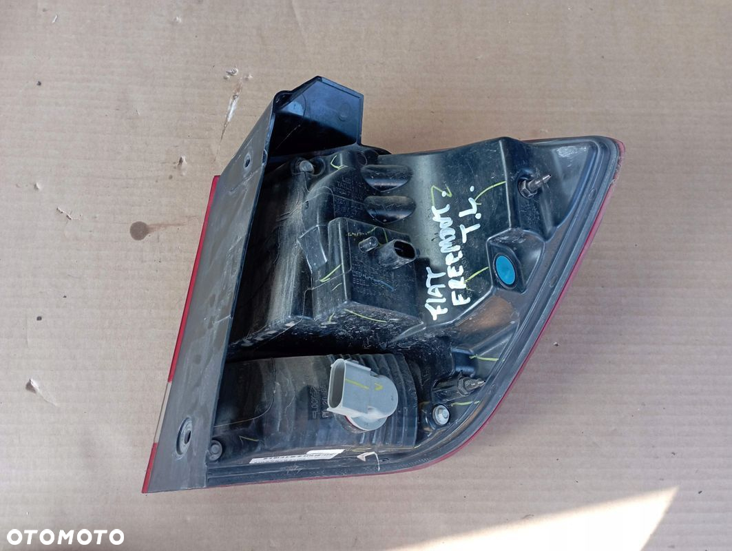 FIAT FREEMONT LAMPA LEWA TYŁ TYLNA EUROPA 68078481AD - 2