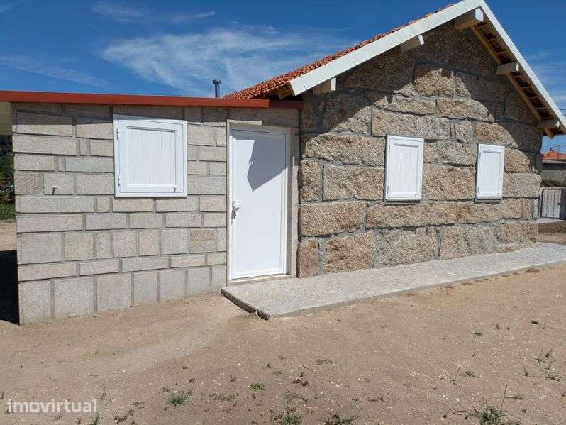 Moradia T2 totalmente renovada - Grande imagem: 2/8