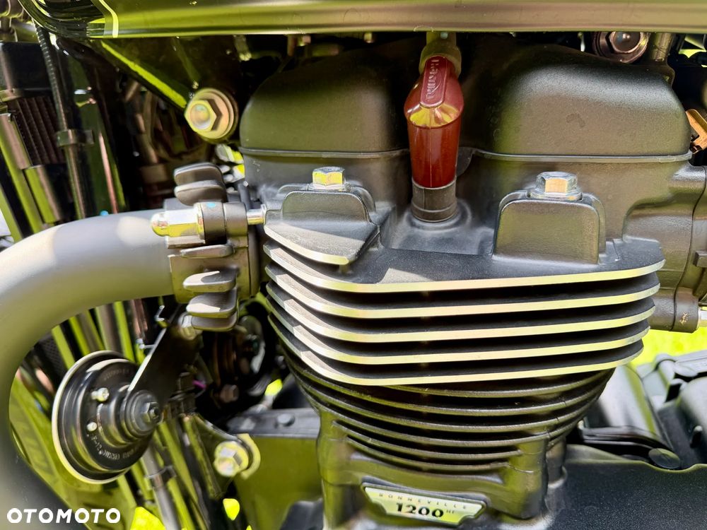 Triumph Bonneville - 8