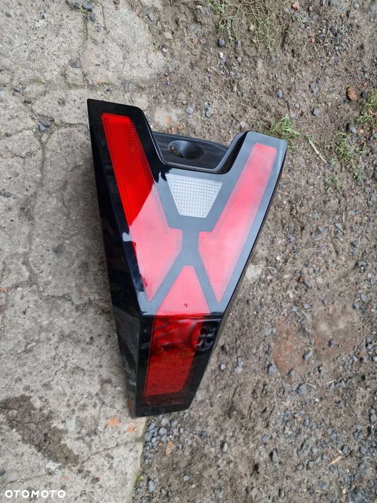 Lampa prawy tył Dacia duster  III - 2