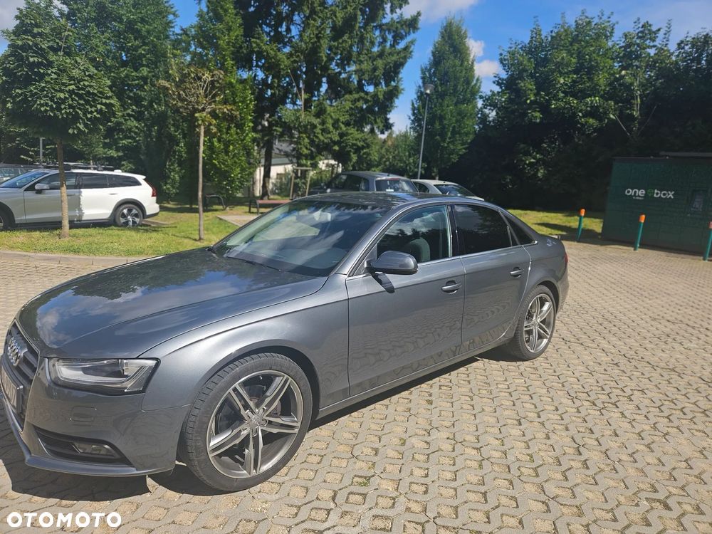 Audi A4 Limousine - 1