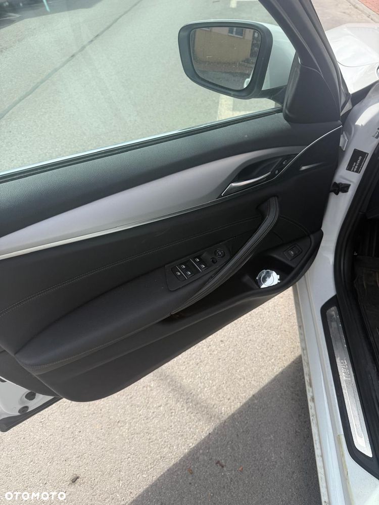 BMW Seria 5 530d xDrive mHEV - 9
