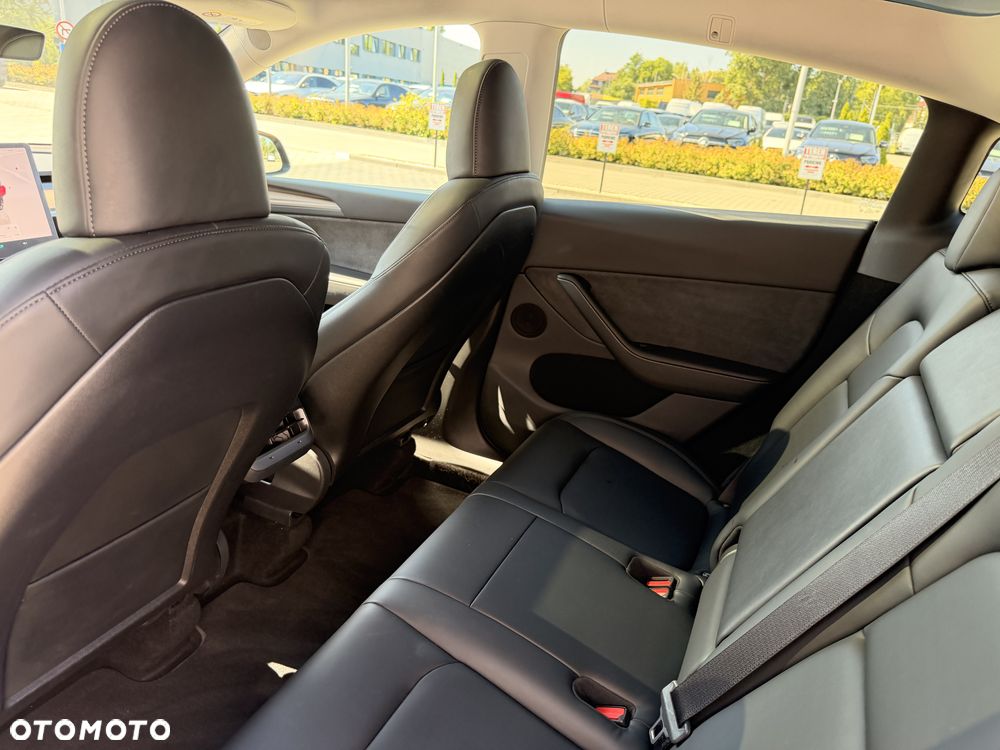 Tesla Model Y Long Range AWD - 8