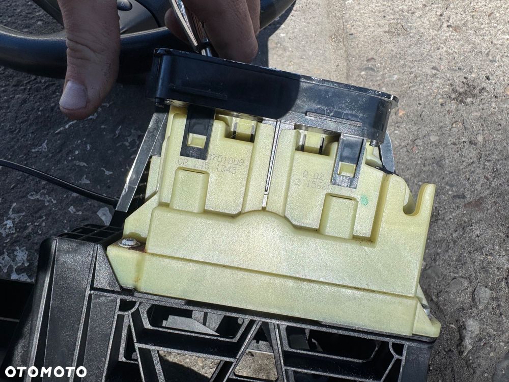 Mercedes a klasa w169 lift Czarna   Konsola z pasami  poduszkami -600komplet  Stacyjka 1695452108 -250  Kierownica ładna 300zl  Licznik a1694401611 -200zl  Lewarek zmiany biegów a1693701009 -150  Panel klimatyzacji panel sterowania nawiewu nawiewem a1698301985 -100   Manetka taśma zwijak przełącznik zespolony air bag  a1694641218  A1695408045 -500  Pompa abs a0064816312 -300zl   Radio duże lift a1698708994 -700zl  Mechanizm wycieraczek wycieraczki 405.127 -200zl  Kolumna kierownicza wspomaganie elektryczne a1694604016 -100zl  Pedal hamulca automat a1692901001 -100zl  Lampa tył tylnia prawa lift -100zl   Lusterko prawe lewe 7 pin 7 pinowe -500zl   modul pdc a1695400362 -100zl  Moduł wzmacniacz anteny a1698200475 -50zl   Komputer silnika 1.5 benzyna a2661530391 a0024463140 -300zl   Serwo a169430 -100zl   Czujnik moduł esp a0045429118 -100zl - 9