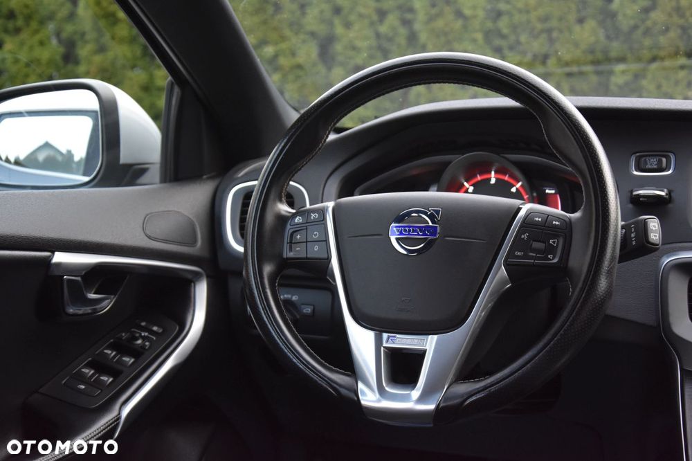 Volvo V40 D2 Drive-E R-Design Momentum - 11