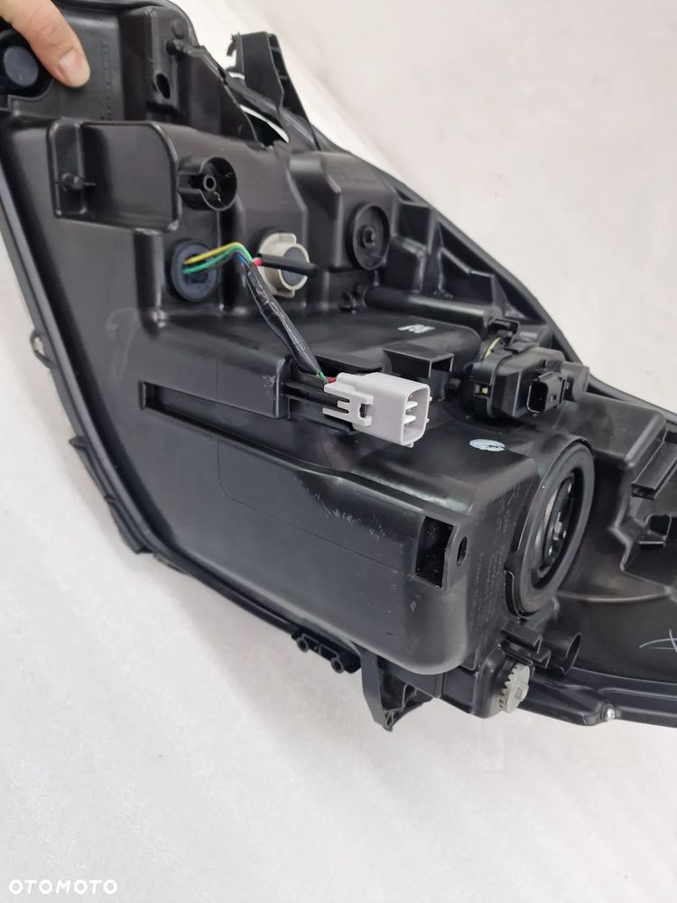 TOYOTA YARIS III 3 LIFT HYBRYDA HYBRID 14- PRAWA LAMPA PRZEDNIA PRZÓD SOCZEWKA + LED , NR KOITO 0D-162 , NR AUKCJI LPP38 - 17