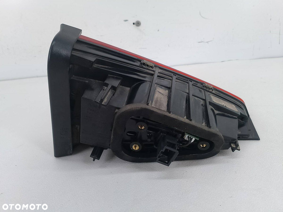 LAMPA TYLNA PRAWA W KLAPE SKODA SUPERB III KOMBI - 3