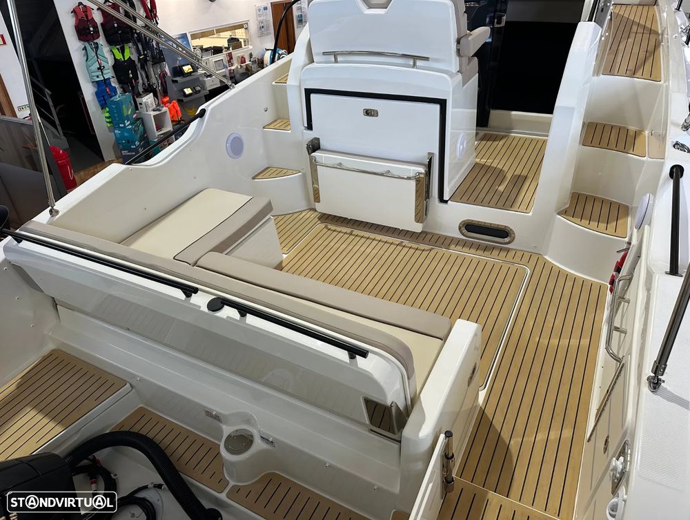 Quicksilver Activ 875 Sundeck - 7