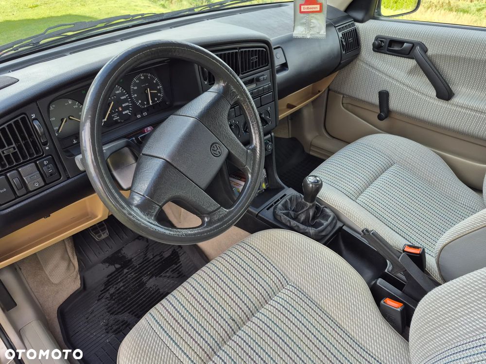 Volkswagen Passat 1.8 CL - 37