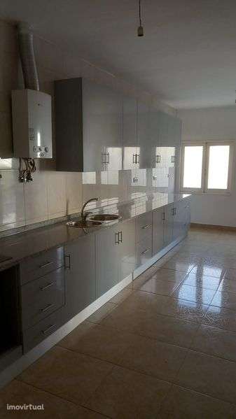 Apartamento T4 disponível para arrendamento no centro de Mirandela.
Re - Grande imagem: 4/12