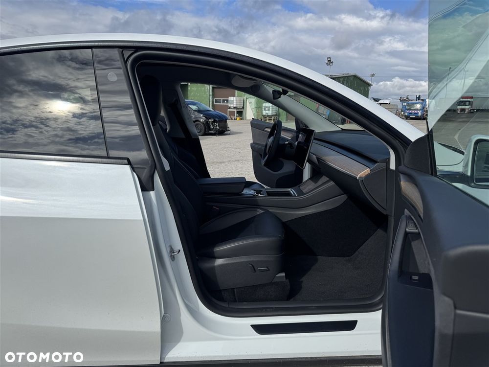 Tesla Model Y - 25