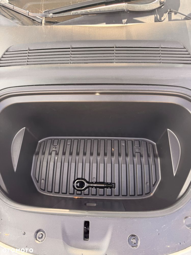 Tesla Model Y Long Range AWD - 33