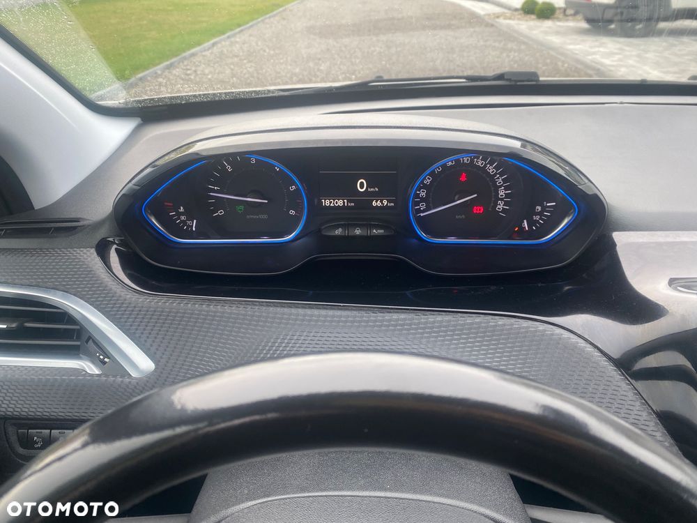 Peugeot 2008 1.6 BlueHDi Allure S&S - 18