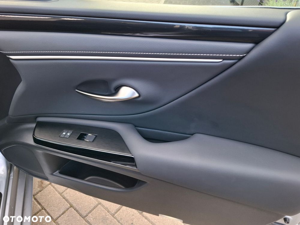 Lexus ES 300h Business Edition - 16