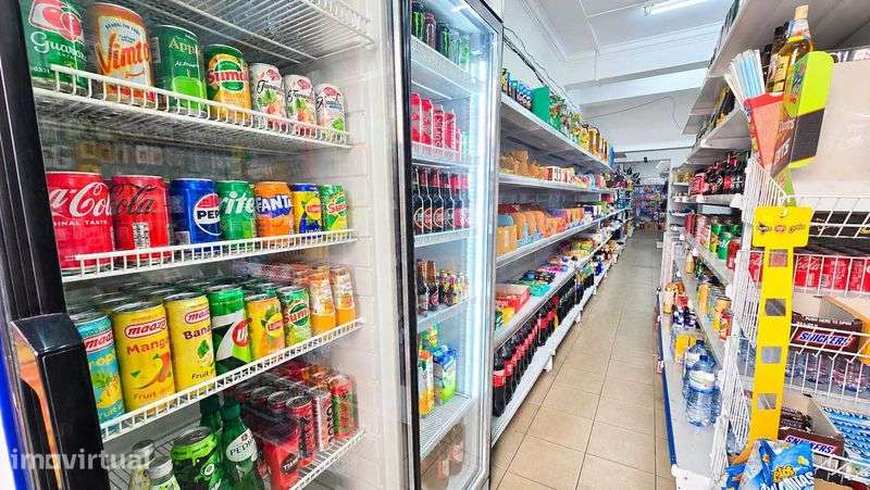 Mercado Mercearia em pleno funcionamento em campolide