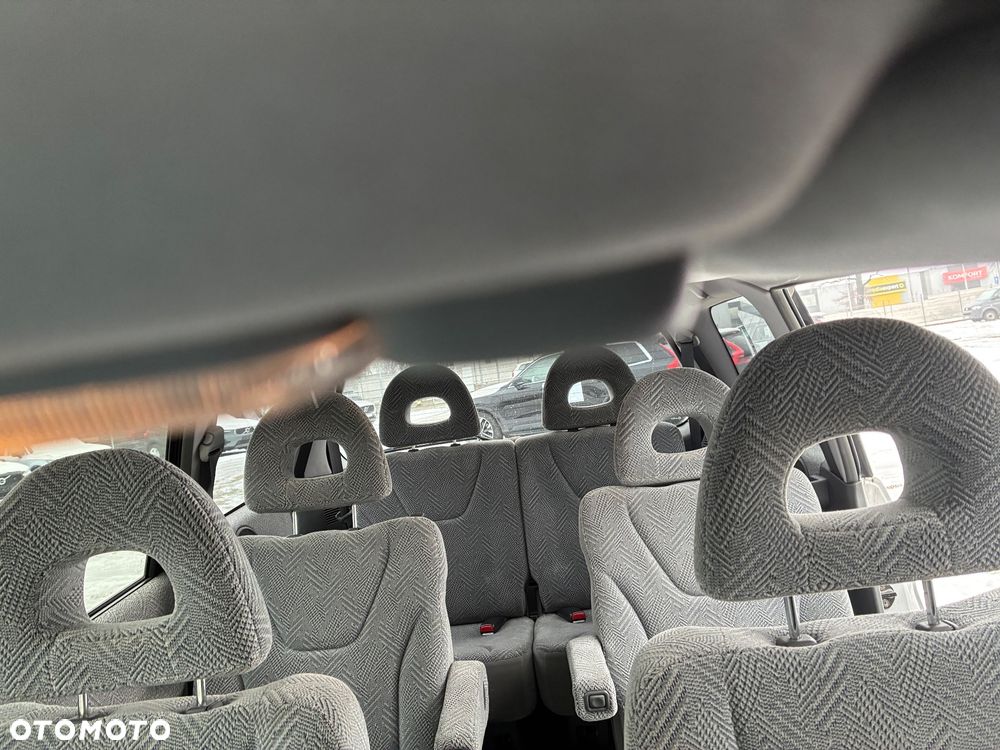 Mitsubishi Space Wagon - 26