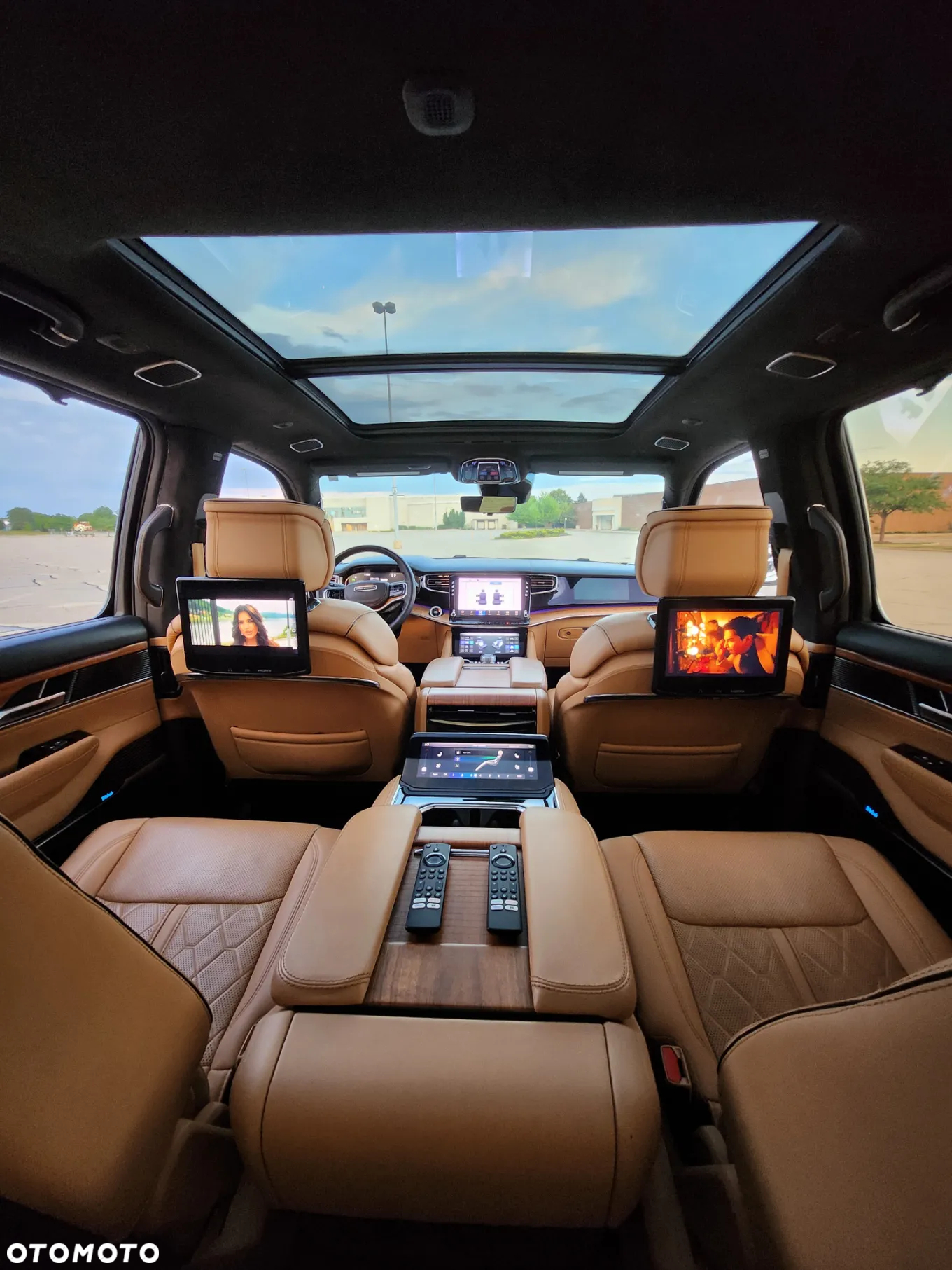 Jeep Grand Wagoneer - 35