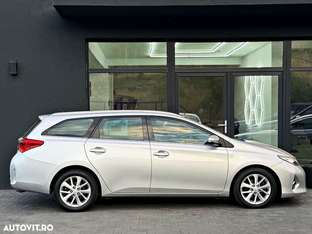 Toyota Auris 1.4 D-4D Unique - 5