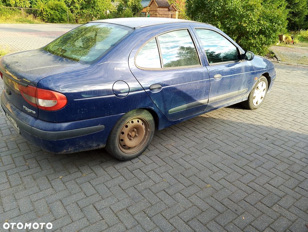 Renault Megane I FL (99-02.) 1.6 B 107KM. Silnik K4M700 Skrzynia JB3953  lakier OV460 - BLUE KING BC.Cały na części. GWARANCJA !!!  Przód Tył Zestaw Komplet Drzwi Klapa Zderzak Błotnik Maska Grill Atrapa Szyba Pas Lampa Lusterko Boczki Fotel Kanapa Kokpit Deska Rozdzielcza Przełącznik Włącznik Sterownik Przewody Wiązka Instalacja Moduł Komputer Czujnik Listwa Pompa Alternator Wtryski Głowica Rozrusznik Kompresor Sprzęgło Dwumas Silnik Skrzynia ABS Klimatyzacji Paliwa Wspomagania Kolektor Turbina Przepustnica Zawór Chłodnica Koło Hak Belka Sanki Zawieszenie Mcpherson Półoś Amortyzator Wydech Tłumik Zacisk Most - 6