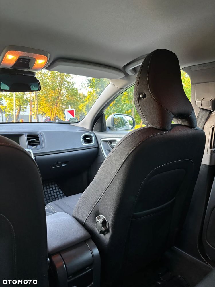 Volvo V60 D2 Momentum - 24