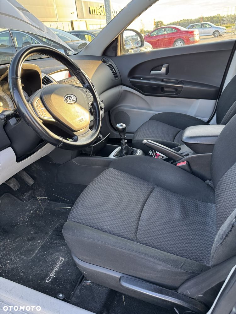 Kia Ceed - 8