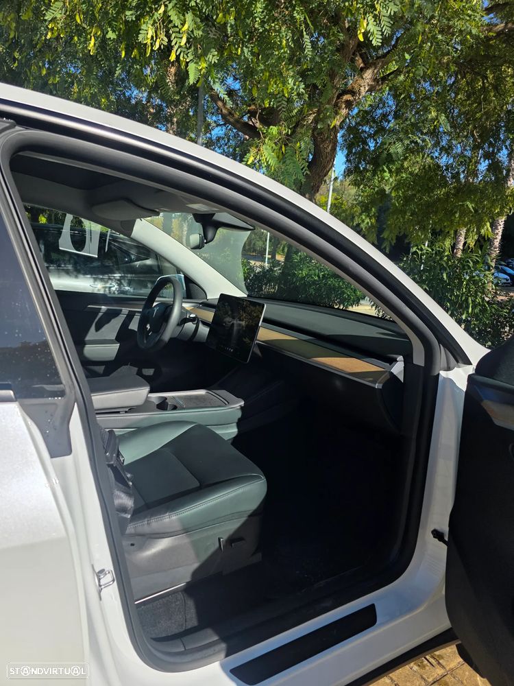 Tesla Model Y - 11