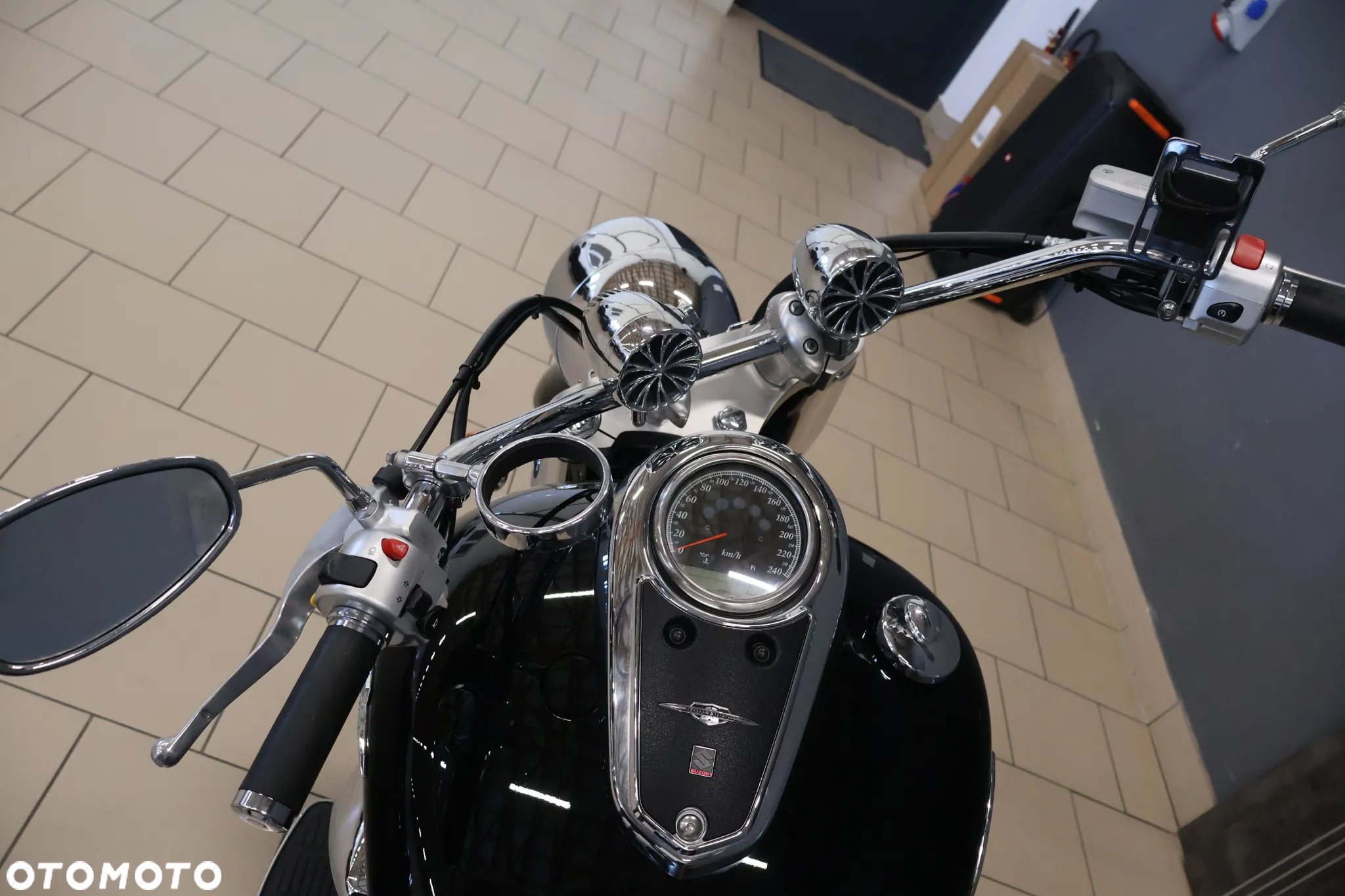 Suzuki Intruder - 8