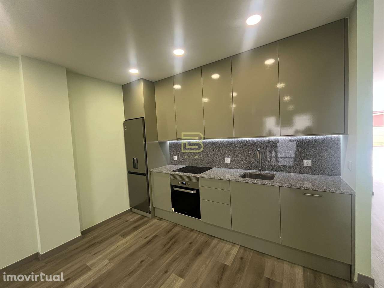 T3 Totalmente Renovado | Rés do Chão | Mafamude – Vila Nova de Gaia - Grande imagem: 2/28