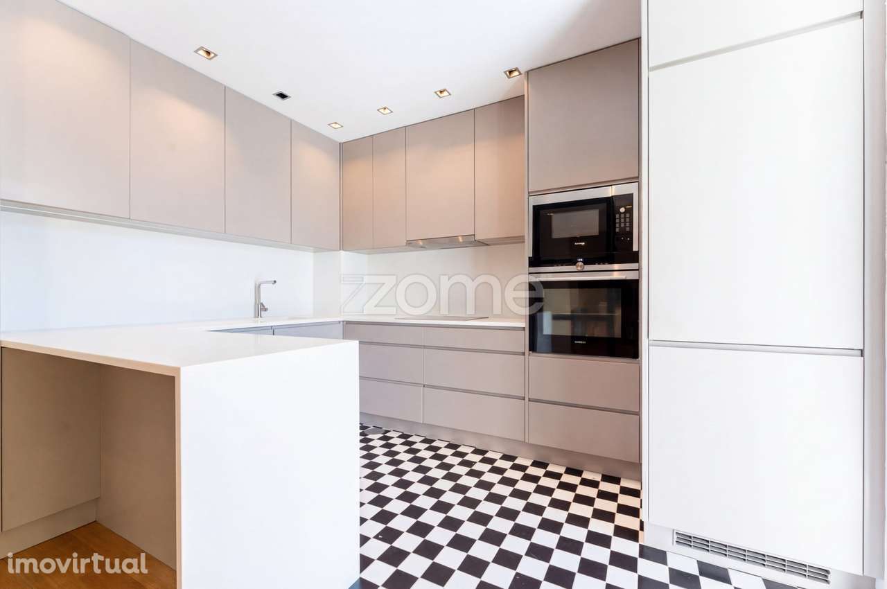 Elegante T4 em Nevogilde com 2 suítes e excelente exposição solar - Grande imagem: 3/56