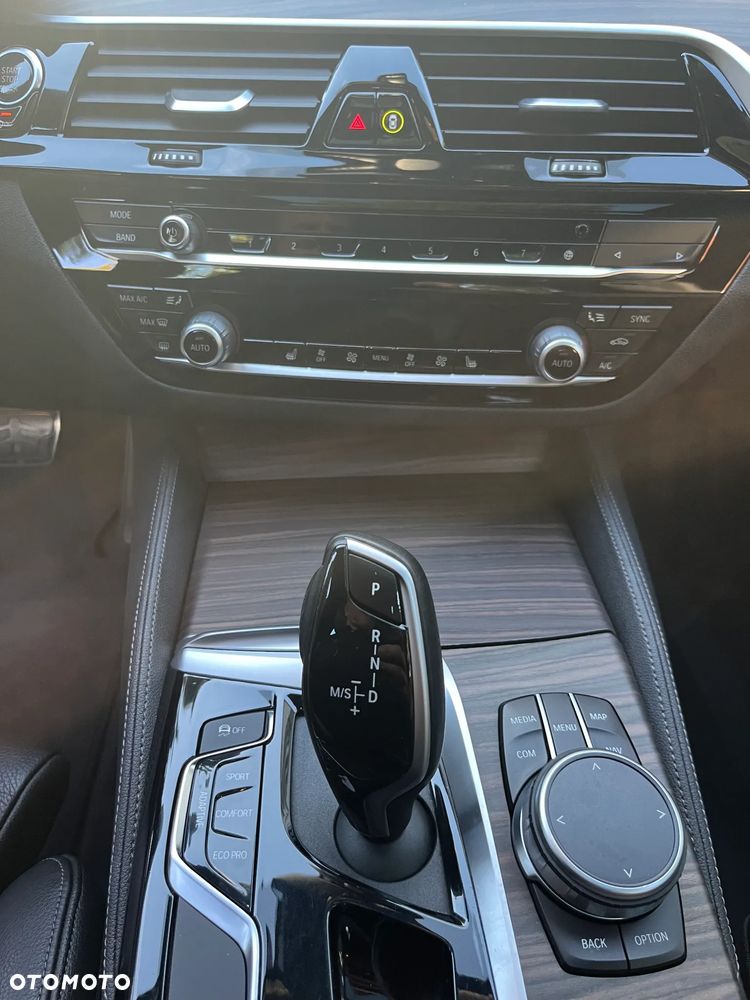 BMW Seria 5 M550i xDrive sport - 16