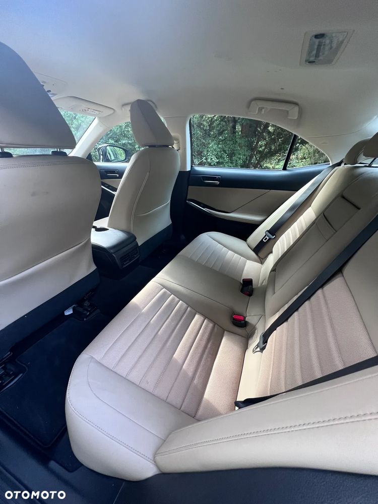 Lexus IS 300h Black - 9