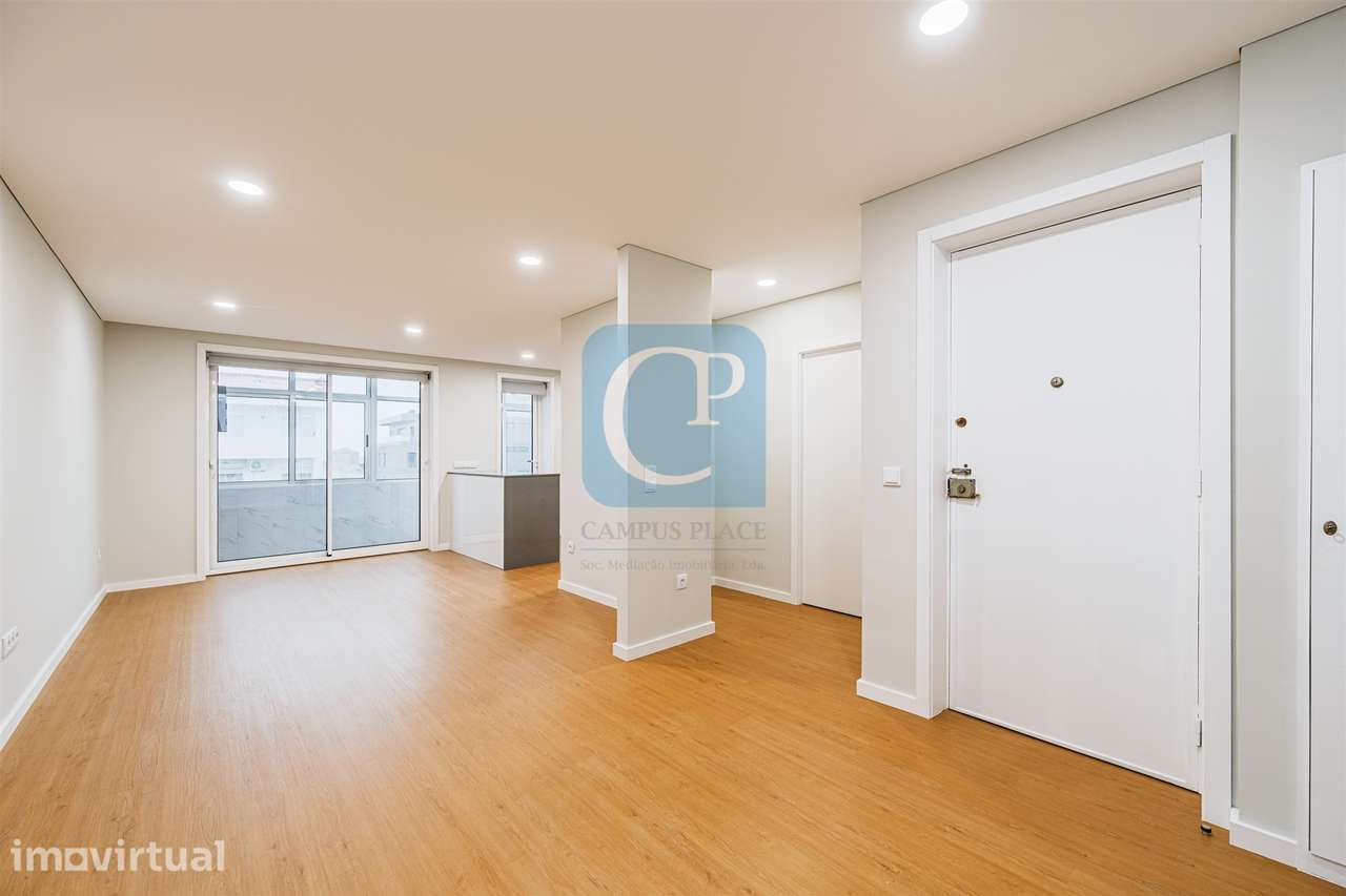 Apartamento T2 renovado e equipado à Avenida Fernão Magalhães - Grande imagem: 2/25