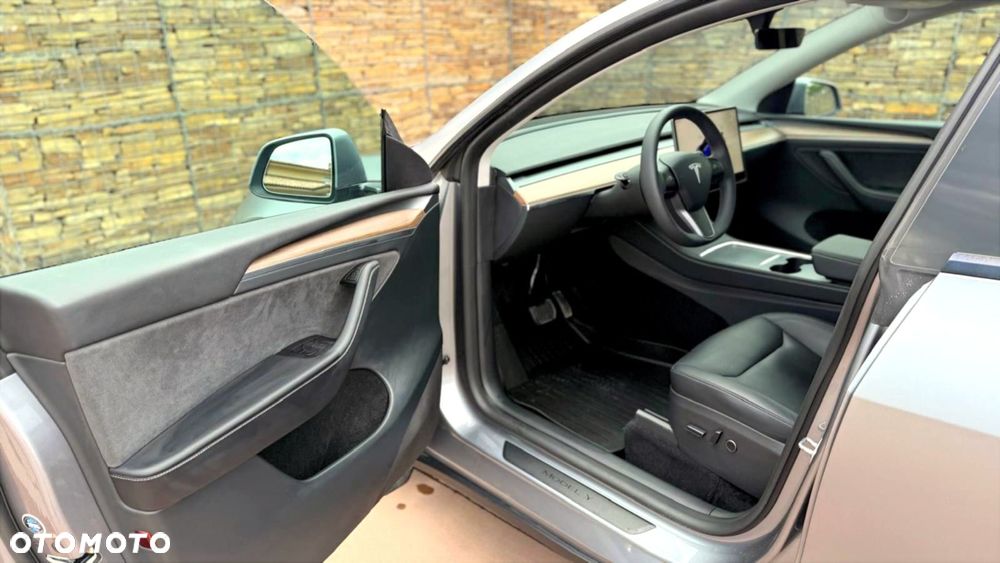 Tesla Model Y Long Range AWD - 10
