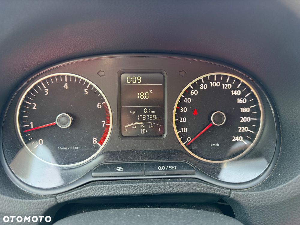 Volkswagen Polo 1.4 FSI Highline - 23