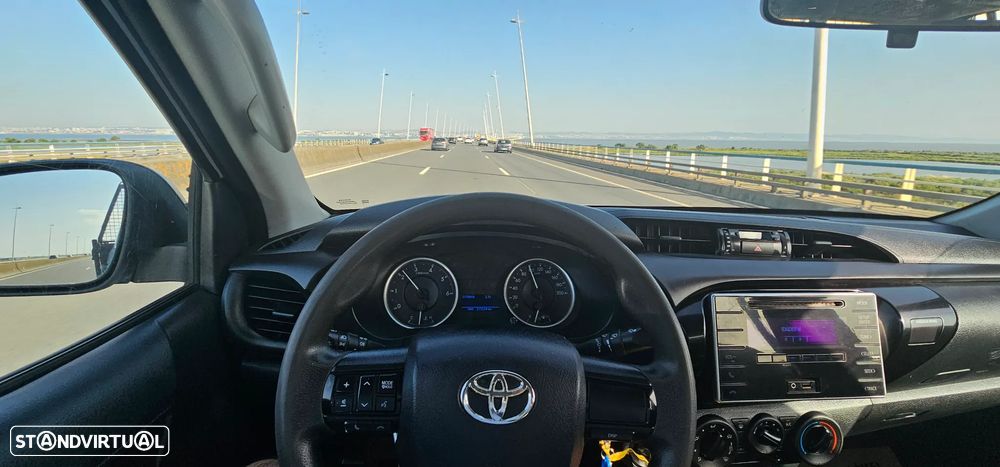 Toyota Hilux 2.4 D-4D 4WD CD CM - 23