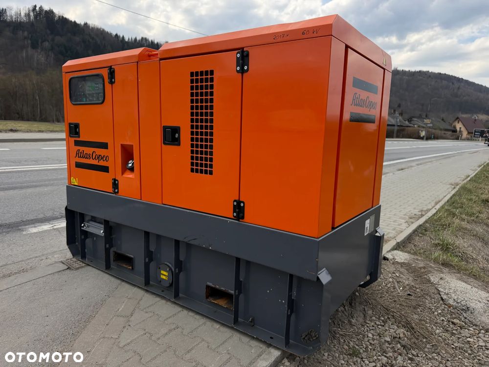Atlas Copco QAS 60 ST3 Agregat Prądotwórczy Wyciszony GENERATOR 60 KW 2018r. JAK NOWY z Norwegii 5474 mtg Silnik PERKINS 4 cylindry. Prądnica Leroy-Somer. Maszyna działa wzorowo! Nie posiada ani deka zniszczeń! Pochodzi z Upadłośći Norweskiej. Okazja pełny ORYGINAŁ. Maszyna po serwisach w autoryzowanym oddziale. Kolejny serwis dopiero za 2 tysiące mtg. Agregat Gotowy do pracy!! - 1