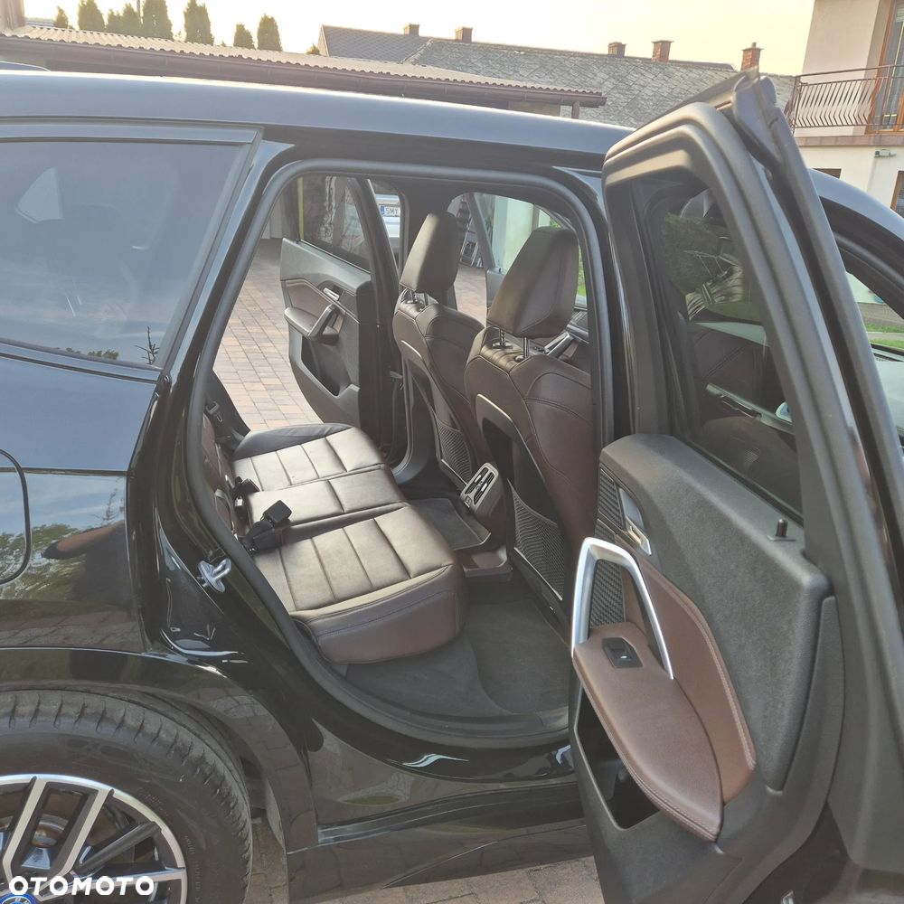 BMW iX1 xDrive30 M Sportpaket - 16